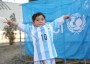 הילד עם החולצה ממסי. צילום: UNICEF /Mahdy Mehraeen