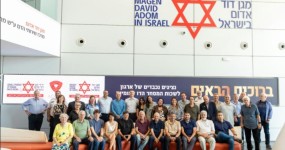 עשרות ראשי הלשכות הדו-לאומיות ונציגי משרדי הממשלה ביקרו בקריית מד"א ברמלה ונחשפו למוקד 101 ראשי וחברי הלשכות הדו-לאומיות בביקור בקריית מגן דוד אדום ברמלה. צילום: אלירן אביטל