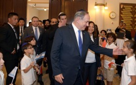 ראש הממשלה בנימין נתניהו ביקר את הקהילה היהודית בסינגפור בבית הכנסת מגן אבות