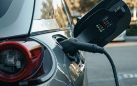 שנה עם שקט מנועי: איך החיים השתנו אחרי שעברתי לרכב חשמלי